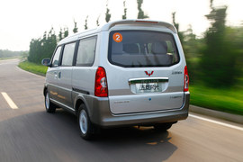 :2012款上汽通用五菱荣光升级版1.5L试驾实拍