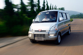 :2012款上汽通用五菱荣光升级版1.5L试驾实拍