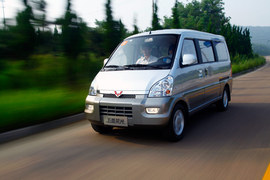 :2012款上汽通用五菱荣光升级版1.5L试驾实拍