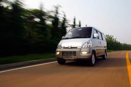 :2012款上汽通用五菱荣光升级版1.5L试驾实拍