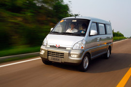 :2012款上汽通用五菱荣光升级版1.5L试驾实拍