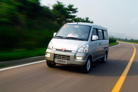 :2012款上汽通用五菱荣光升级版1.5L试驾实拍