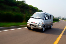 :2012款上汽通用五菱荣光升级版1.5L试驾实拍