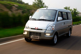 :2012款上汽通用五菱荣光升级版1.5L试驾实拍