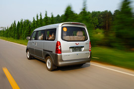 :2012款上汽通用五菱荣光升级版1.5L试驾实拍