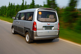 :2012款上汽通用五菱荣光升级版1.5L试驾实拍