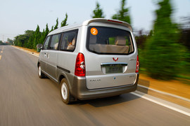 :2012款上汽通用五菱荣光升级版1.5L试驾实拍