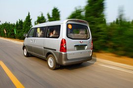 :2012款上汽通用五菱荣光升级版1.5L试驾实拍