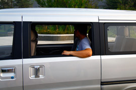 2012款上汽通用五菱荣光升级版1.5L试驾实拍