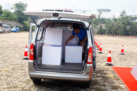 2012款上汽通用五菱荣光升级版1.5L试驾实拍