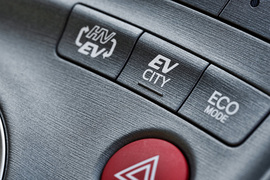 2013款丰田普锐斯Plug-in