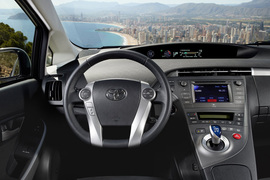 2013款丰田普锐斯Plug-in