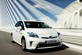 2013款丰田普锐斯Plug-in