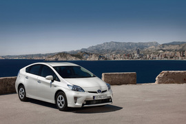 2013款丰田普锐斯Plug-in