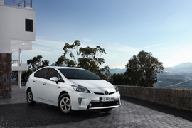 2013款丰田普锐斯Plug-in