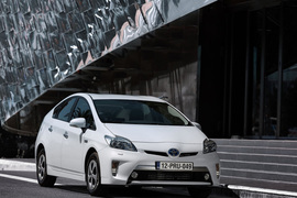 2013款丰田普锐斯Plug-in