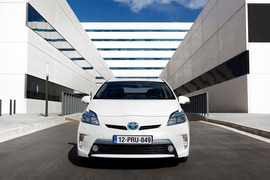 2013款丰田普锐斯Plug-in