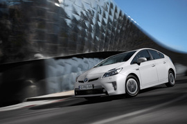 2013款丰田普锐斯Plug-in