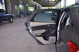 2012款福特福克斯三厢1.6L手动舒适型