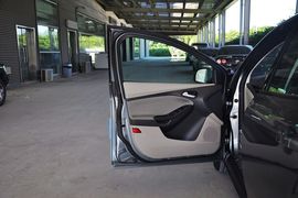 2012款福特福克斯三厢1.6L手动舒适型