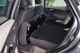 2012款福特福克斯三厢1.6L手动舒适型