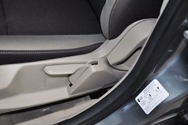 2012款福特福克斯三厢1.6L手动舒适型