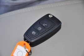 2012款福特福克斯三厢1.6L手动舒适型