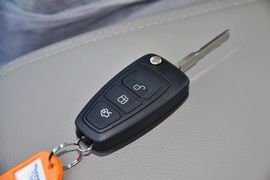 2012款福特福克斯三厢1.6L手动舒适型