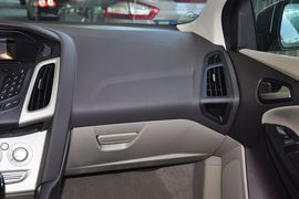 2012款福特福克斯三厢1.6L手动舒适型