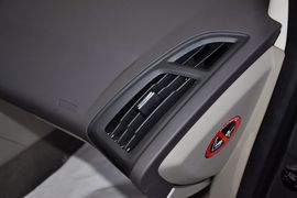 2012款福特福克斯三厢1.6L手动舒适型