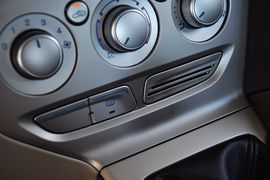 2012款福特福克斯三厢1.6L手动舒适型
