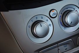 2012款福特福克斯三厢1.6L手动舒适型