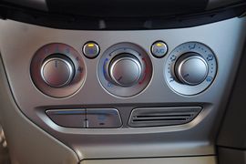 2012款福特福克斯三厢1.6L手动舒适型