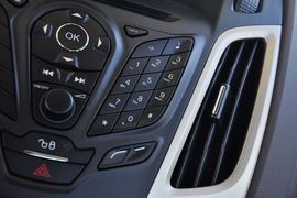 2012款福特福克斯三厢1.6L手动舒适型