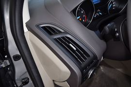2012款福特福克斯三厢1.6L手动舒适型