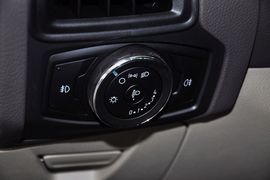 2012款福特福克斯三厢1.6L手动舒适型