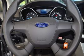 2012款福特福克斯三厢1.6L手动舒适型
