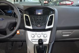2012款福特福克斯三厢1.6L手动舒适型
