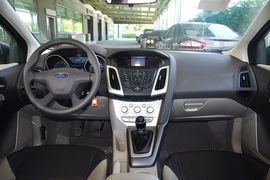 2012款福特福克斯三厢1.6L手动舒适型