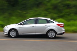 测试2012款新福克斯三厢2.0自动挡