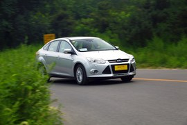 测试2012款新福克斯三厢2.0自动挡