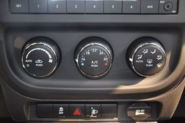 2012款Jeep吉普指南者2.4L运动版