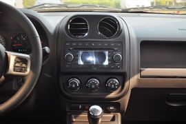 2012款Jeep吉普指南者2.4L运动版