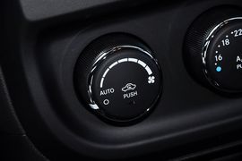 2013款Jeep指南者2.0L豪华版