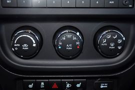 2013款Jeep指南者2.0L豪华版
