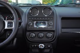 2013款Jeep指南者2.0L豪华版