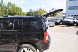 2013款Jeep自由客2.4L豪华导航版到店实拍