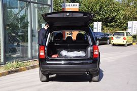 2013款Jeep自由客2.4L豪华导航版到店实拍