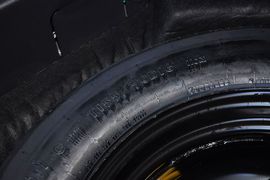 2013款Jeep自由客2.4L豪华导航版到店实拍
