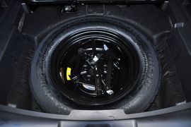 2013款Jeep自由客2.4L豪华导航版到店实拍